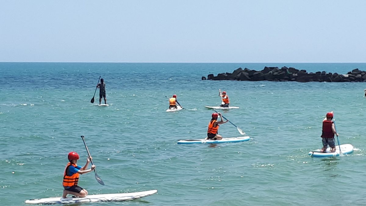 ▲SUP立槳體驗安排在金山中角灣，有一對一教練專業指導。（圖／新北市體育處提供）