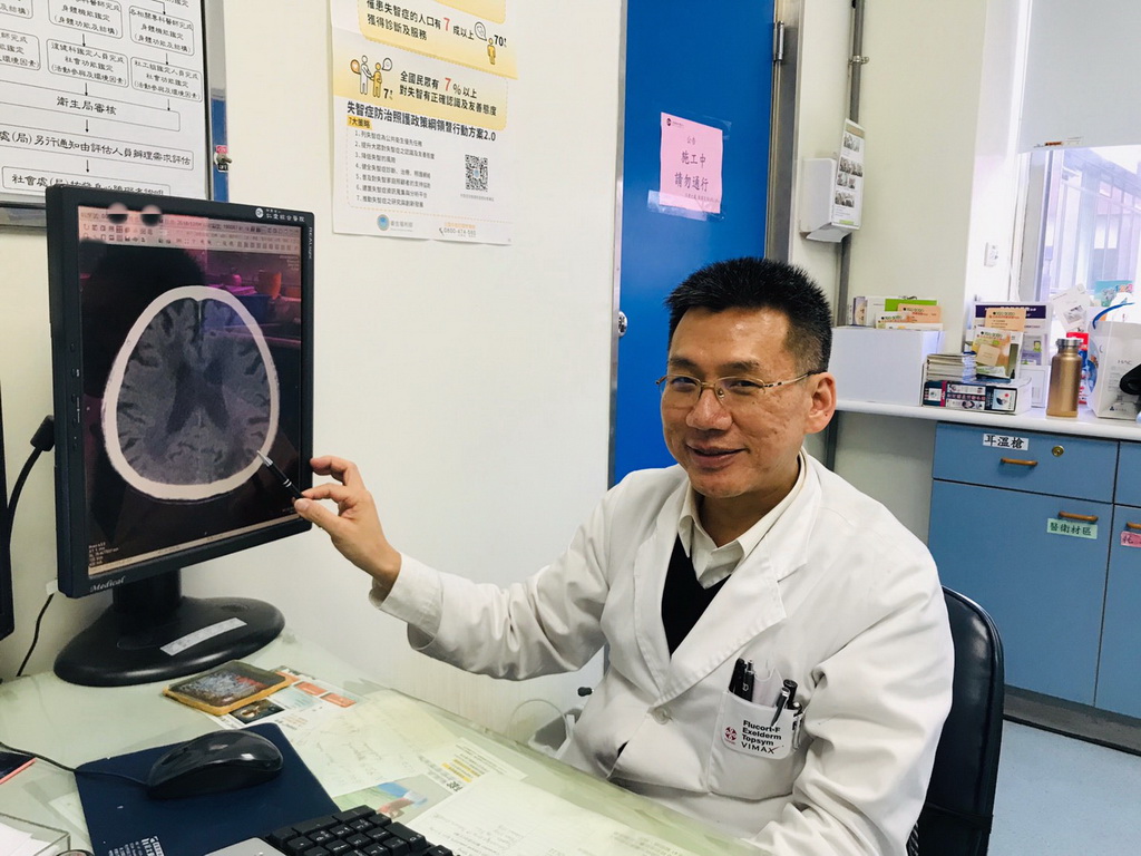 ▲醫生指著腦功能退化。(圖／林重鎣攝2019.6.3)