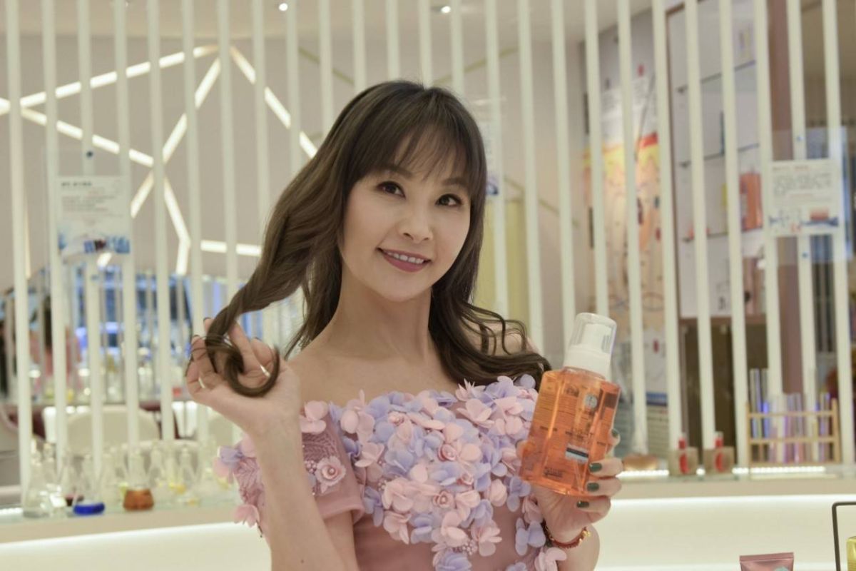 ▲許聖梅表示：「只要髮質好就會看起來年輕。」（圖／E-saki崎莎琪提供）