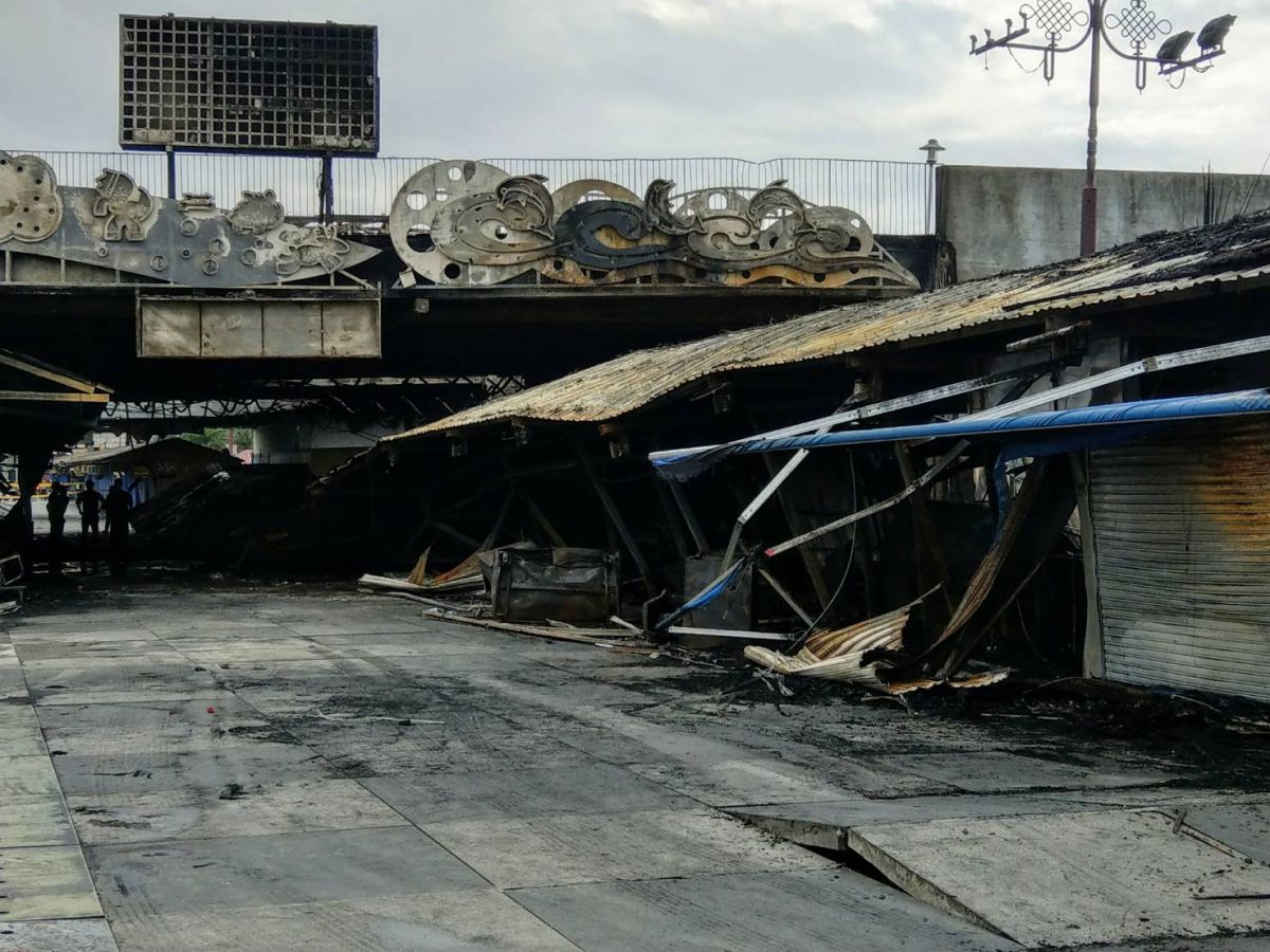 ▲東大門夜市中後端的自強夜市，被大火付之一炬，現場一片焦黑，慘不忍睹
。（圖／記者鄭志宏攝）

