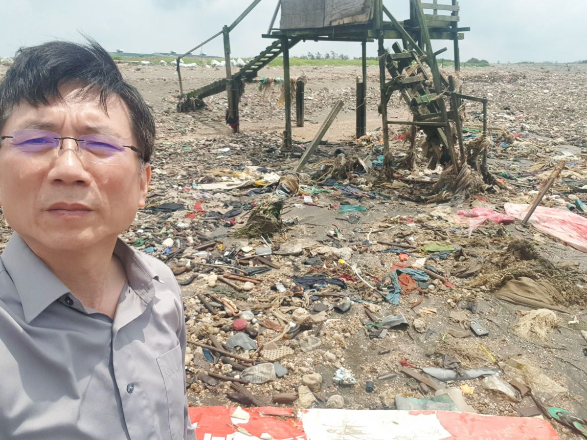 ▲詹江村在自己的粉絲專頁上貼文指出，質疑這次的垃圾是20年前鄭文燦擔任縣議員時，當時縣長為呂秀蓮，推觀音大園黃金海岸，造成當年附近沿海有四處農田被挖走石頭，所回填的垃圾。（圖／翻攝詹江村臉書專頁）