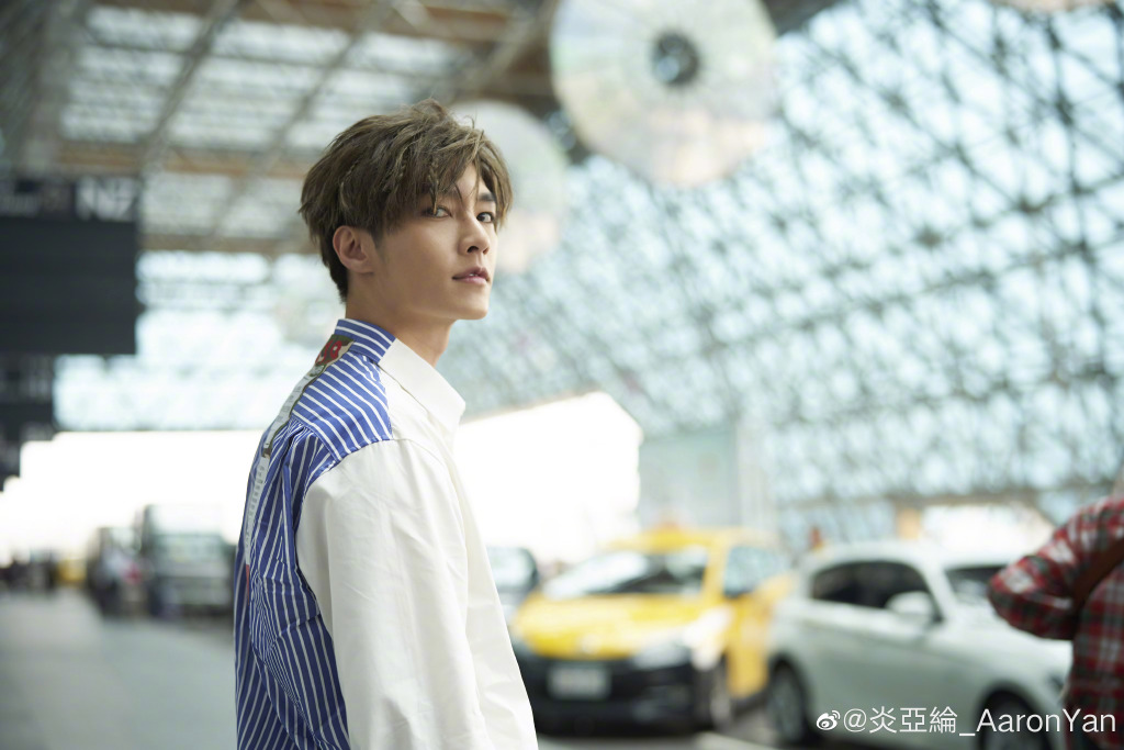 ▲炎亞綸兩岸人氣火熱。（圖／微博）