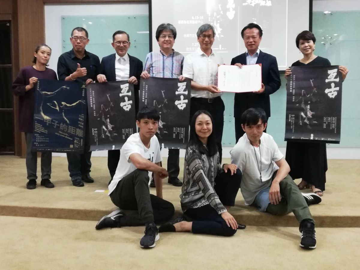 ▲嘉義新舞風今年新作「亙古」，由田孝慈（前中）、李泰棋（前左）、簡麟懿（前右）三位青年編舞家創作。（圖/記者邱嘉琪攝，2019.06.03）