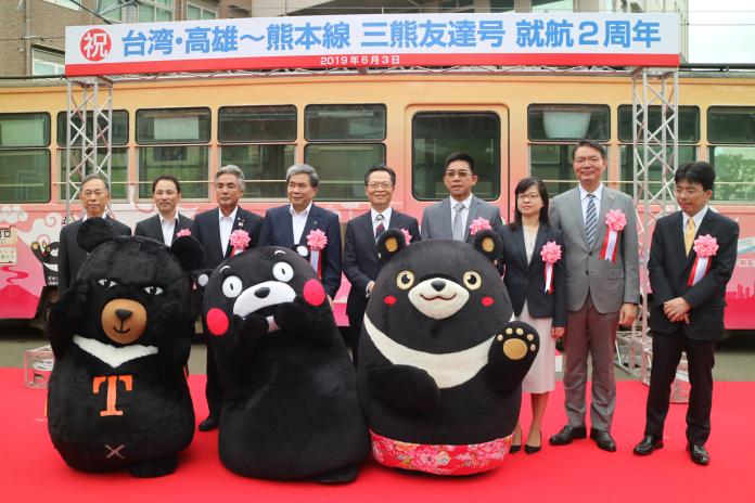 ▲華航彩繪機「三熊友達號」滿兩周年，今（ 3 ）日在熊本舉行與熊本縣廳合作彩繪市電剪綵，宣布三熊友達號彩繪市電即日起至 2020 年 2 月 28 日運行。（圖／華航）
