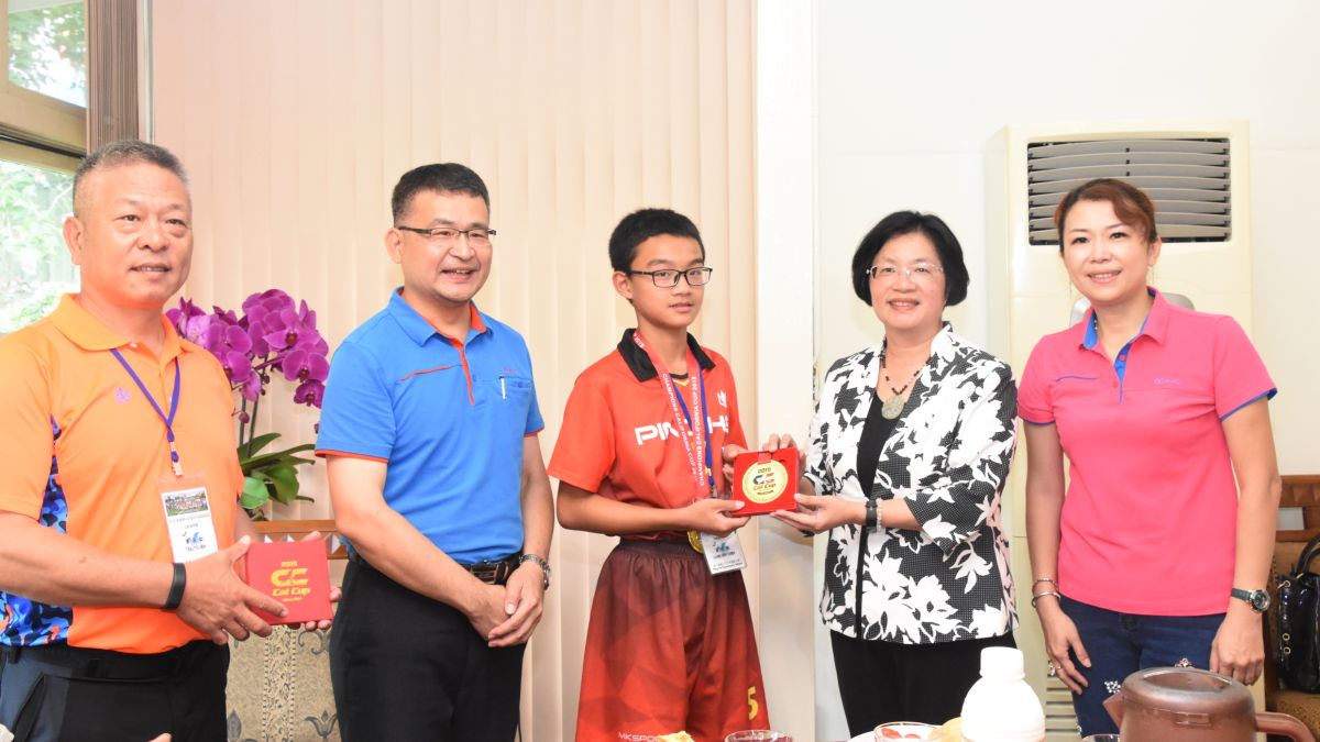 ▲彰化縣平和國小參加「2019第48屆加州杯世界曲棍球分齡錦標賽」榮獲冠軍，蟬聯三連霸，平和國小曲棍球隊將金牌贈送給縣長王惠美。（圖／記者陳雅芳攝，2019.06.03）