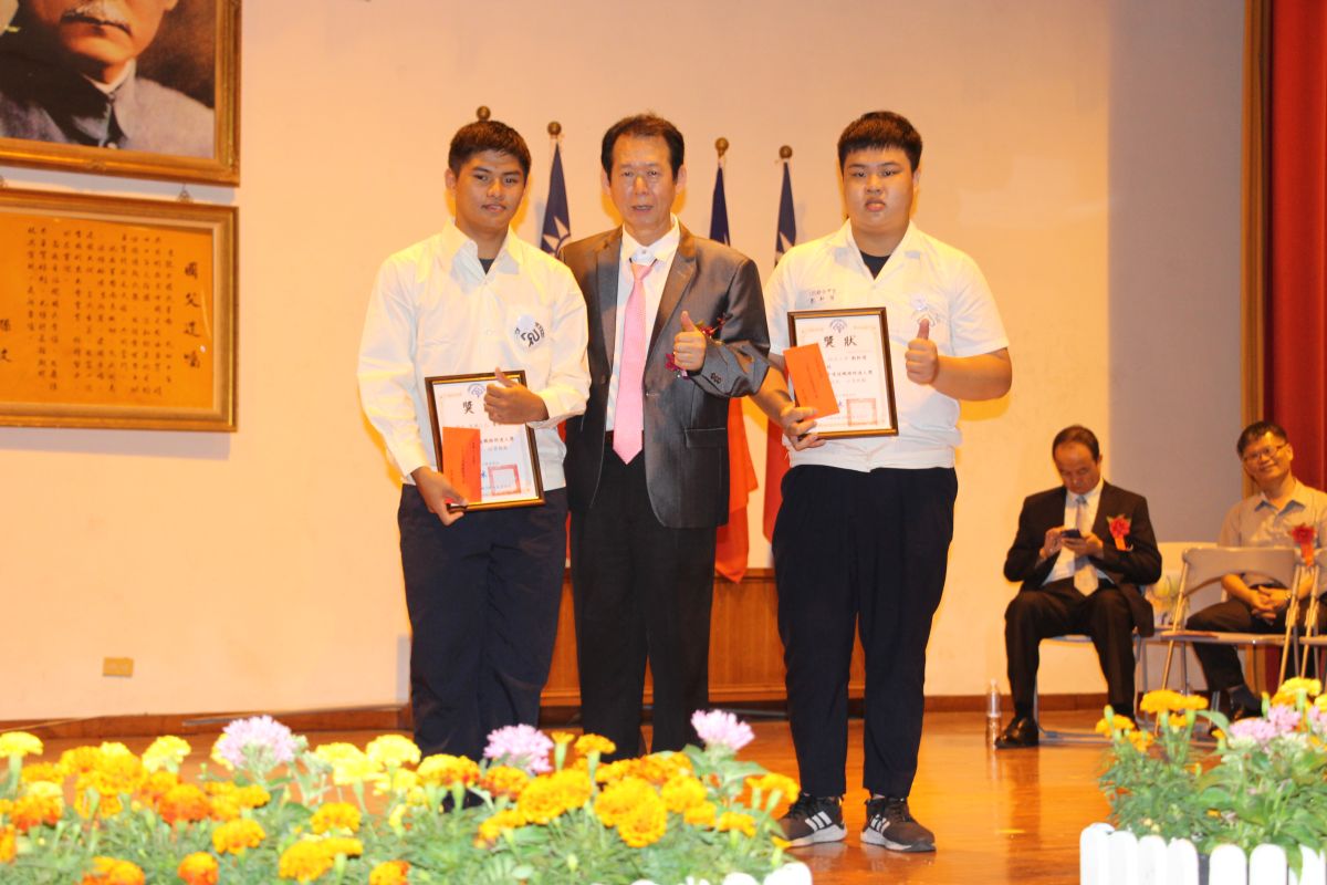 ▲民雄農工鍾順水校長親自頒發證照達人獎給優秀的受獎同學。（圖／民雄農工提供）