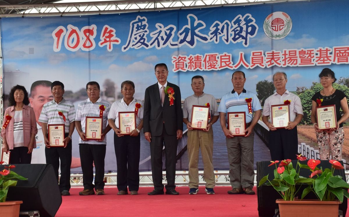 ▲會長林文瑞表揚水利資績優良基層水利小組長。（圖／記者蘇榮泉攝，2019.06.03）