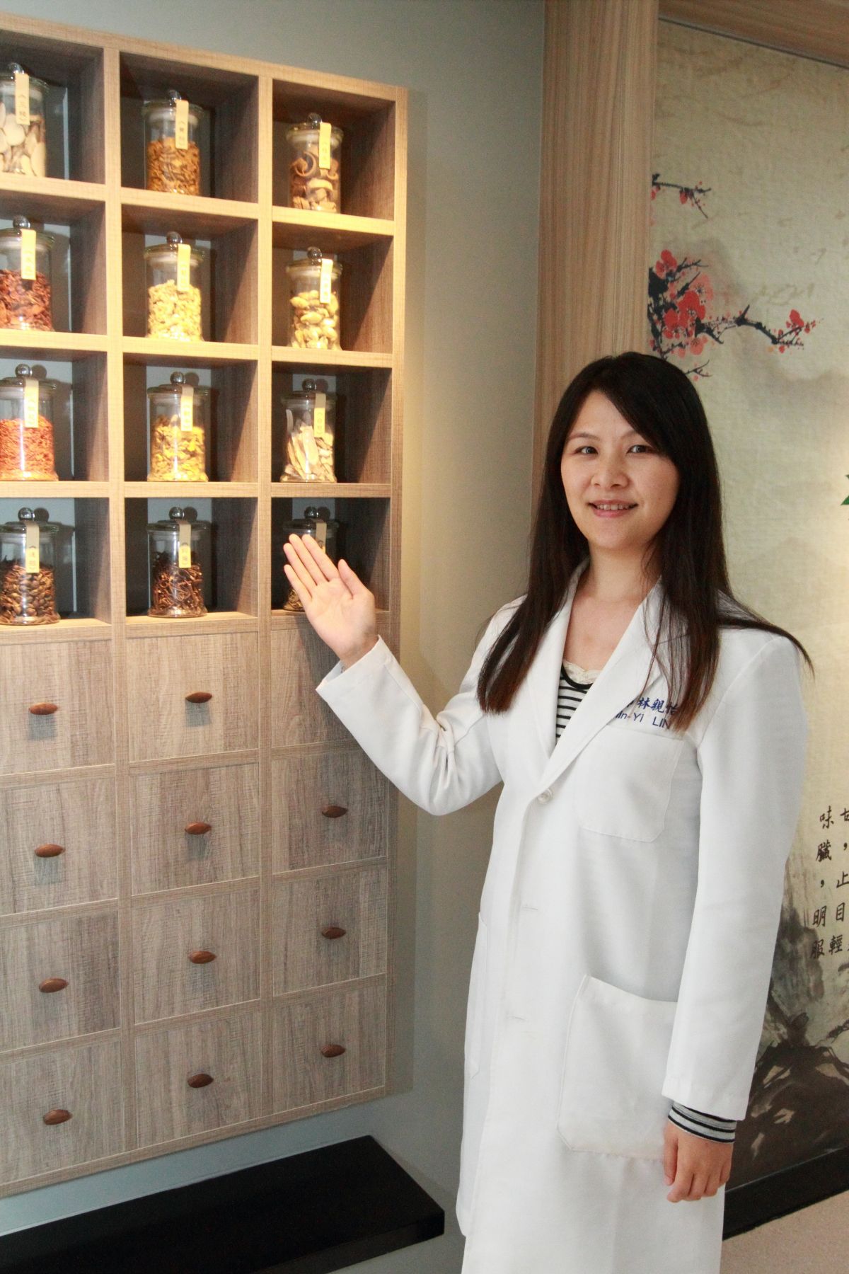 ▲員生醫院中醫部主任醫師林親怡建議民眾小心使用艾葉與菖蒲。（圖／記者陳雅芳攝，2019.06.03）