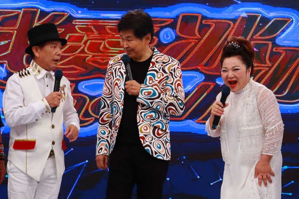 ▲賀一航（左二）和白冰冰搭檔主持。（圖／中視提供）