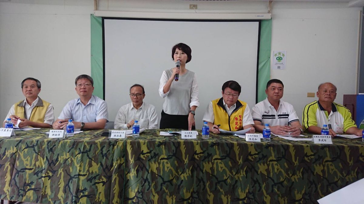 ▲立委陳亭妃（站立者）表示，如何創造漁民、綠能及生態環境三贏，政府需集思廣益，擬訂妥適配套措施，才能完整達到發展綠能之美意。（圖／陳亭妃服務團隊提供）