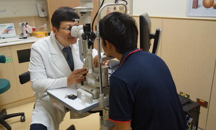 安南醫院眼科主任徐聖曜徐聖曜建議，有高危險因子的朋友，要定期做眼底檢查。