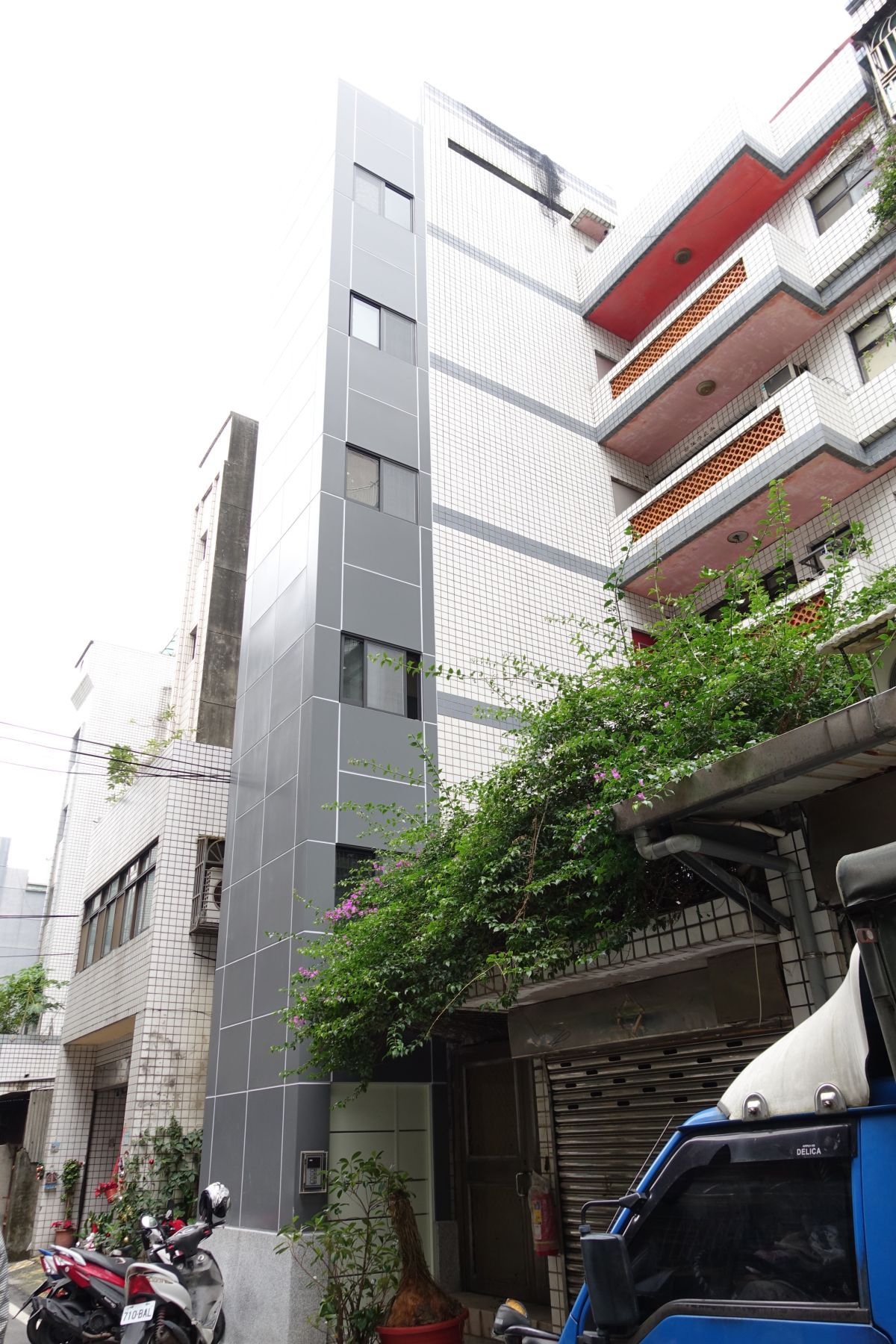 ▲新北市政府今(4)天起推出公寓增設電梯全新特快車方案。圖為蘆洲光華段增設電梯案例。（圖／新北市都更處提供）