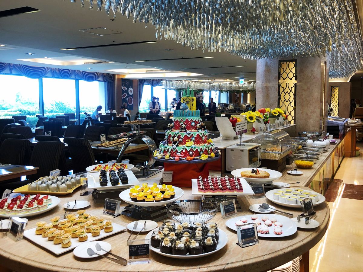 ▲百匯餐廳因為餐點選擇多、各國美食齊聚，成為不少民眾聚會首選。（圖／記者陳美嘉攝）