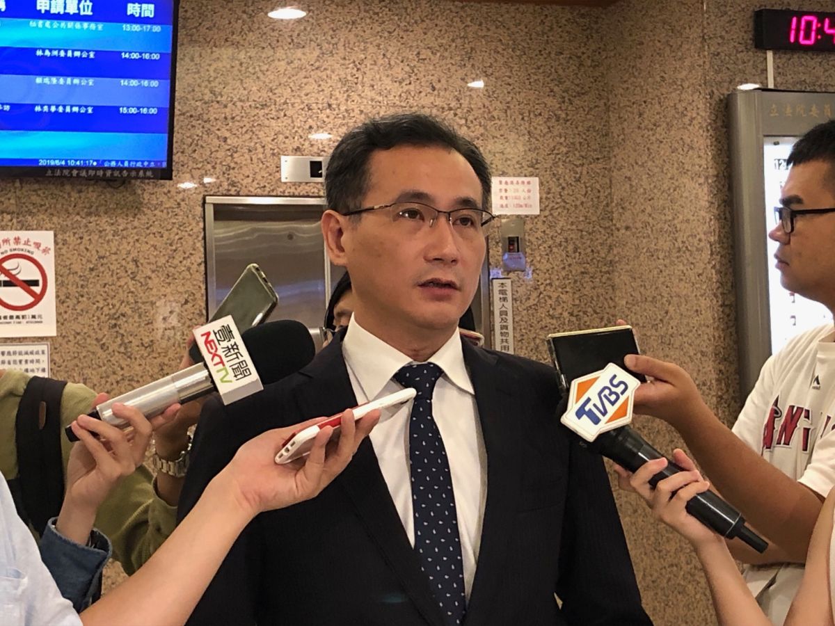 國民黨團、呂秀蓮齊批公投跟大選脫鉤，鄭運鵬表示，是為了避免大選再遭公投綁架。 (圖/記者吳承翰攝)