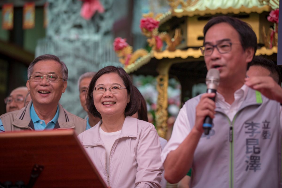 高雄市長韓國瑜日前造勢時，主張恢復軍公教年金18％優存。對此，總統蔡英文今天受訪時表示，難道韓市長或者台灣社會，回到一個我們國家財務不穩定？（圖／總統府提供）