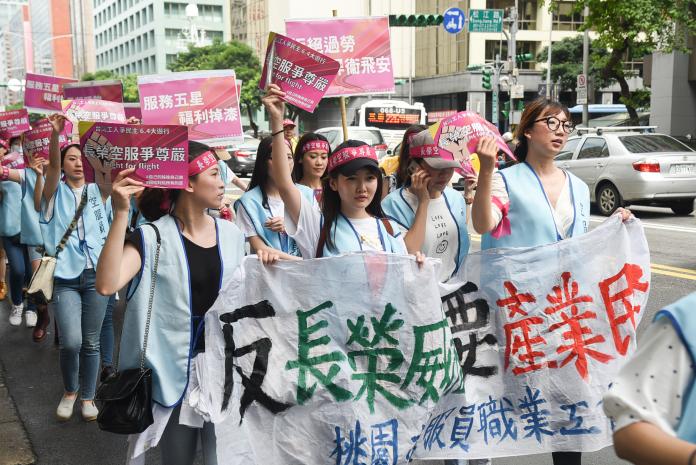 空服工會發動「台灣工人爭民主、長榮空服爭尊嚴」大遊行。（圖／記者陳明安攝，2019.06.04）