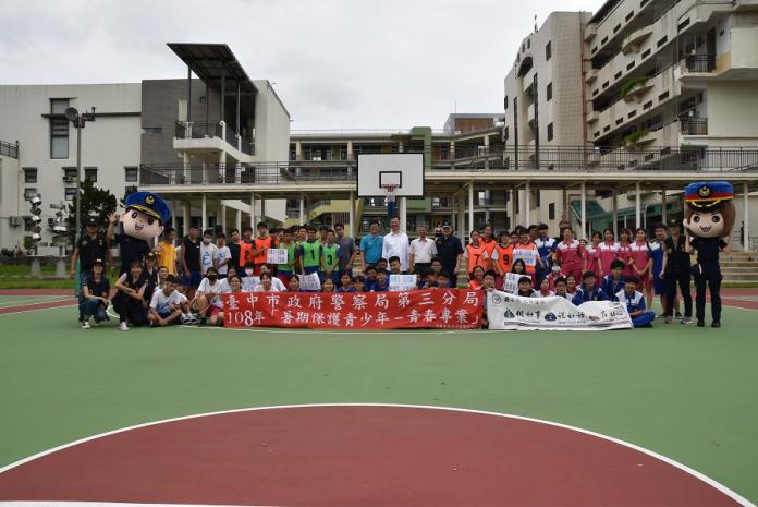 中市警三分局暑期「青春專案」活動開鑼　校園尬籃球
