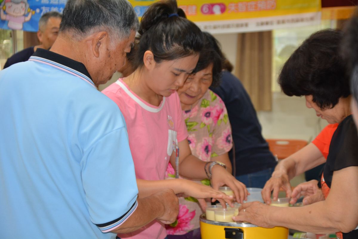 ▲學員們專注布丁製作程序。（圖／記者郭政隆攝影2019.6.4）