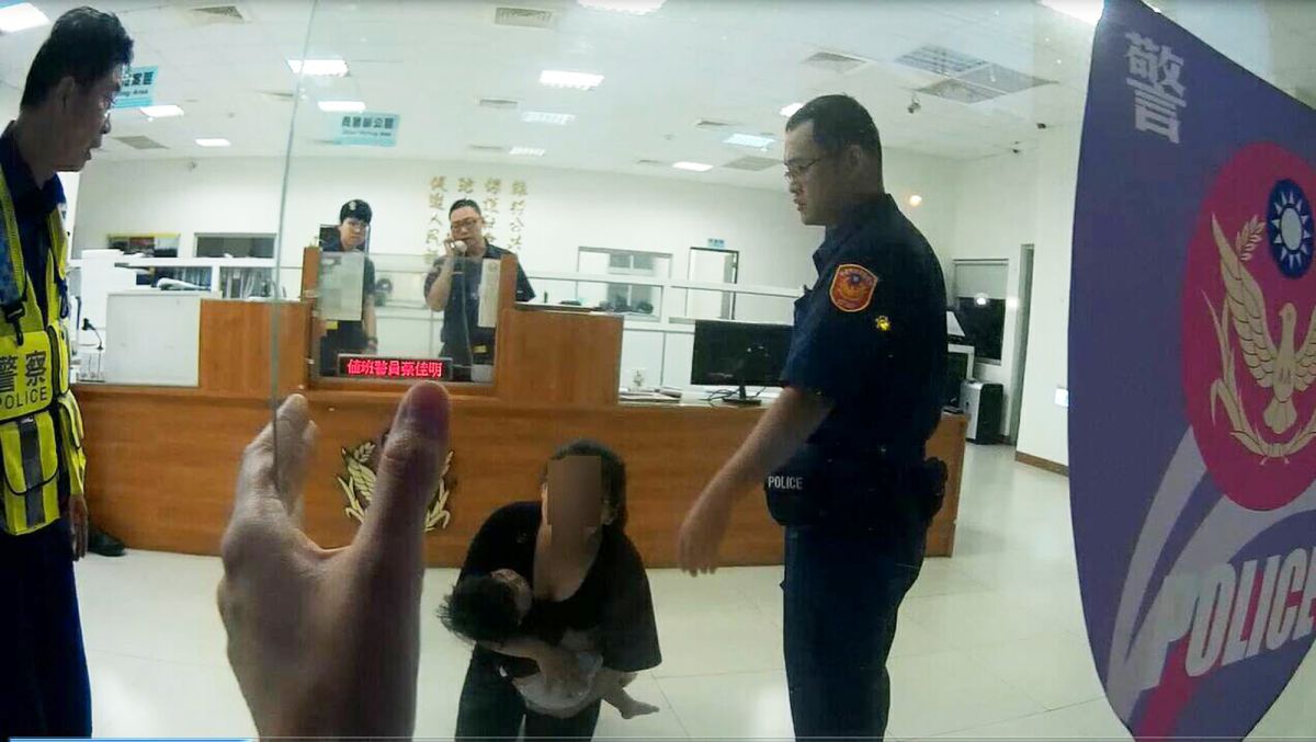 ▲焦急的媽媽衝進派出所，癱坐在值班台前情緒激動哭訴，說小孩沒有呼吸了，請求警方協助就醫。（圖／大溪分局提供）