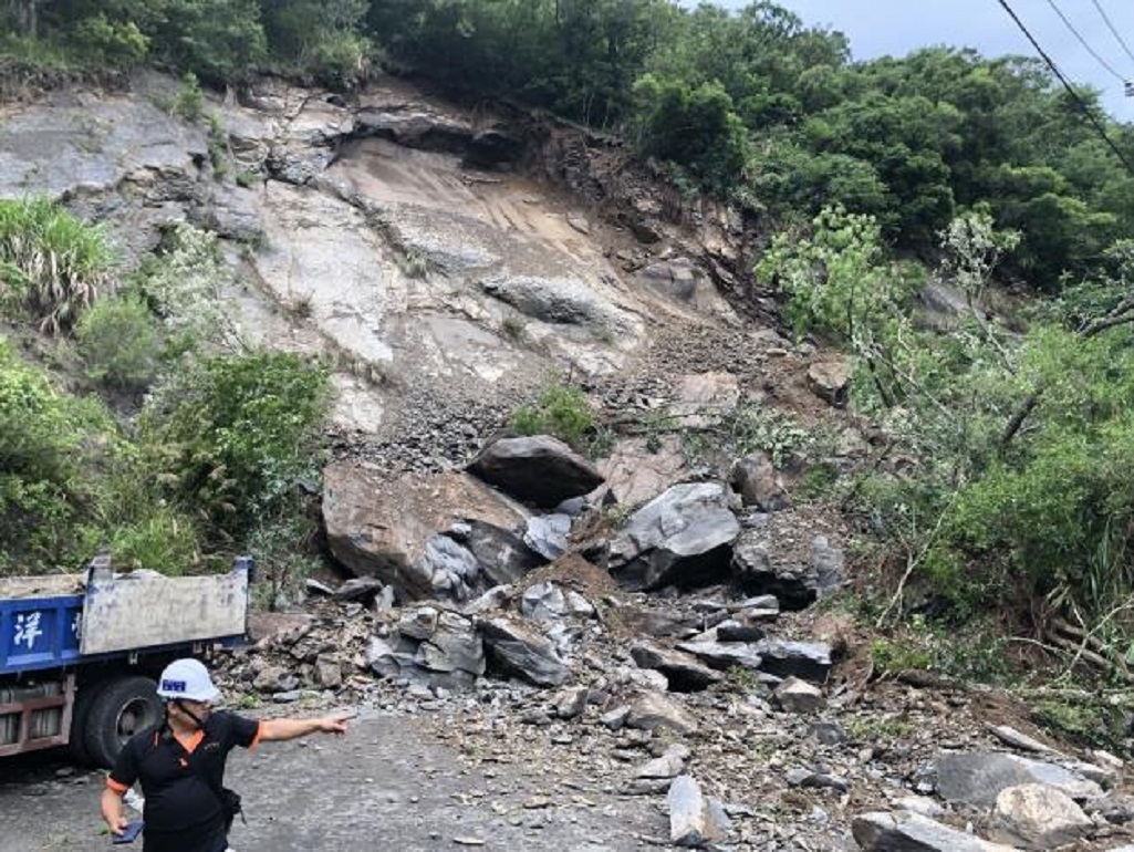▲尖石鄉玉峰村60-1線因連日雨勢，發生落石坍方意外，施工中的挖土機遭淹埋。（圖／新竹縣政府提供）
