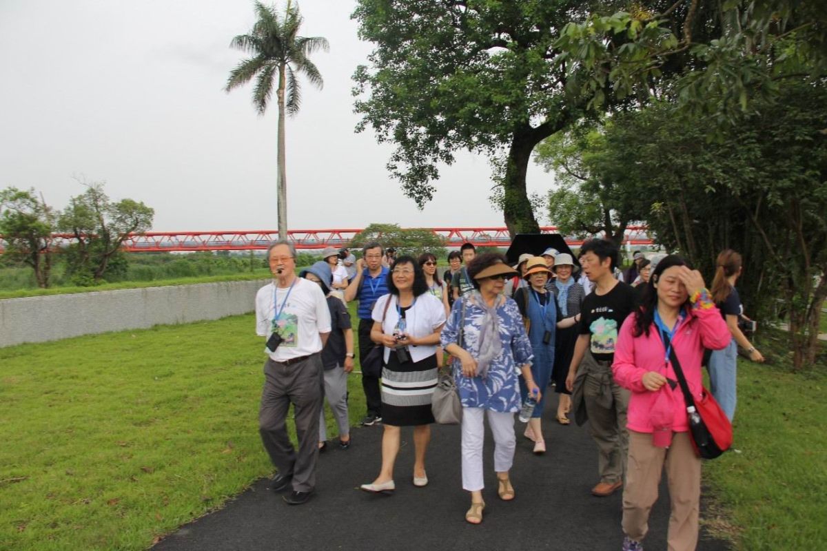 ▲國寶文學作家黃春明帶領宜大師生及多位文學愛好者踏查他作品的書寫場景，解說當初創作靈感發想的歷程。（圖／宜蘭大學提供)