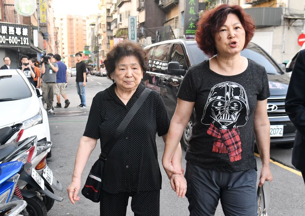 ▲賀媽媽（左）在女兒的陪伴下，來到靈堂。（圖／記者林柏年攝）