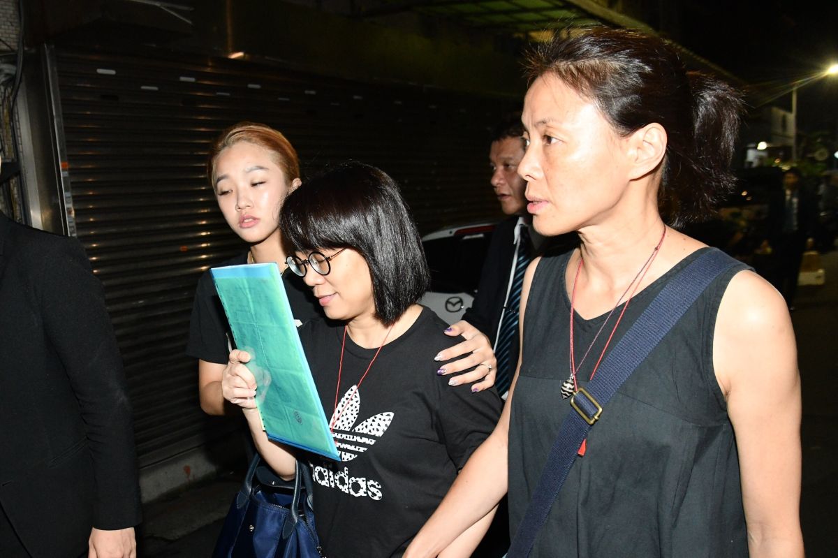 ▲柯淑勤（右）一路陪伴賀太太Judy（中）幫忙處理後事。（圖／記者林柏年攝）
