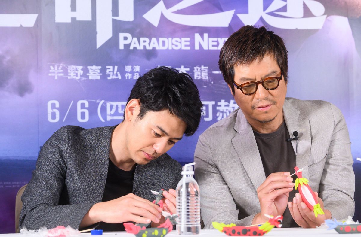 ▲妻夫木聰（左）、豐川悅司體驗台灣傳統捏麵人。（圖／威視）