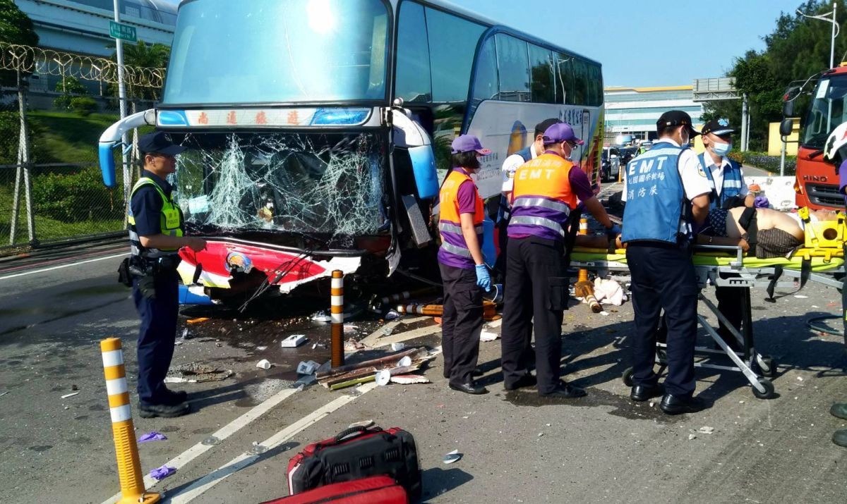 ▲今天早上這起車禍造成機場周邊車流回堵嚴重，航警局將駕駛救出之後也加強派員疏導交通。（圖／桃園市消防局提供）