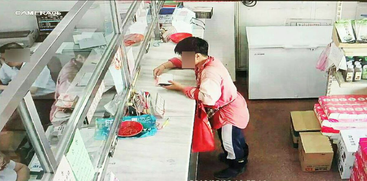 ▲大溪這名有情有義的婦人，聽聞和自己生意往來已久的大盤商急需現金周轉，立刻到農會準備匯款。（圖／大溪分局提供）