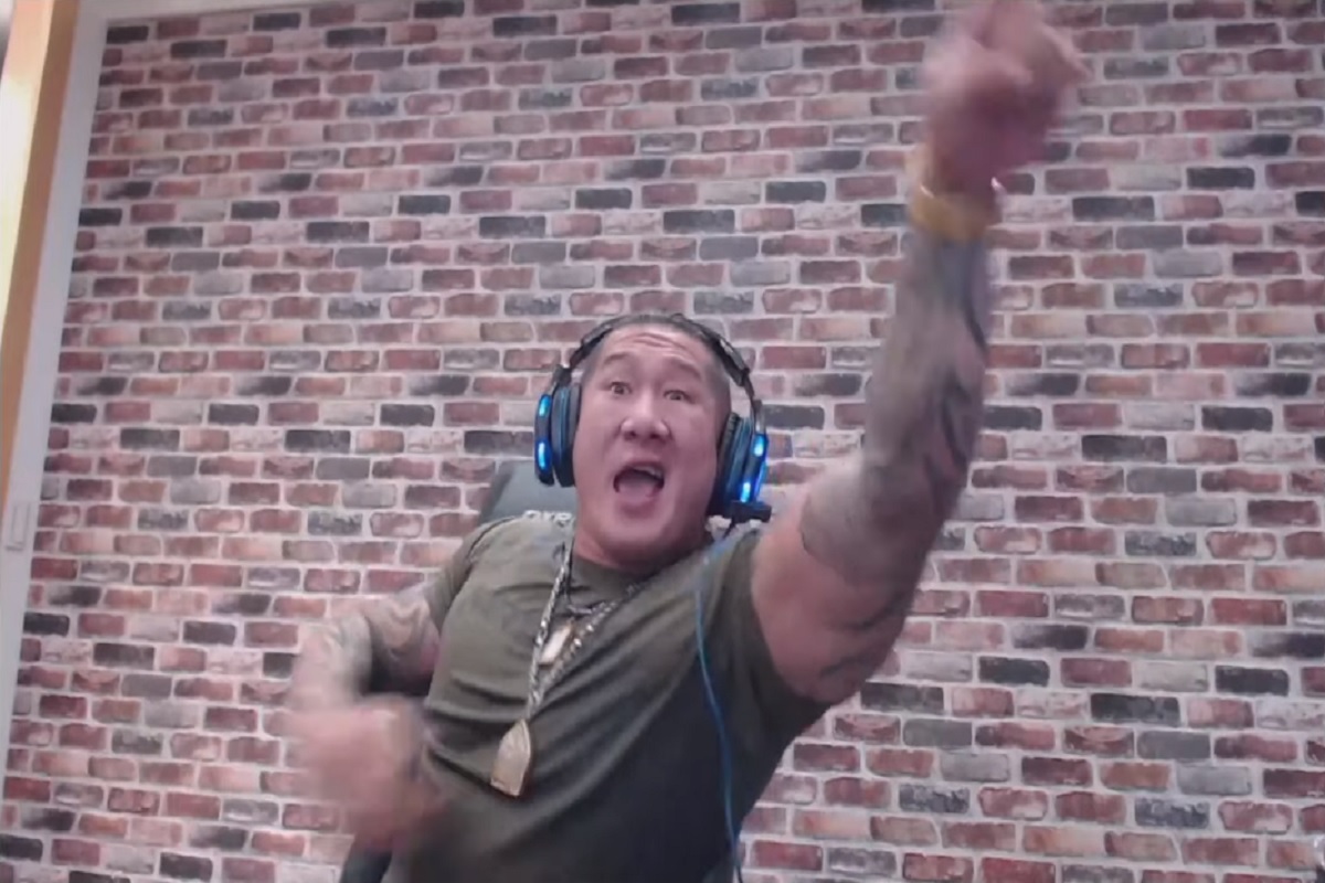 ▲正當館長要開門下車揍人時，卻被坐在一旁的妻子「鎖喉阻止」並對館長大聲斥責「你幹嘛！你不要吵架！你帶小孩子出來，你現在什麼身分！你要去打人！小孩子在旁邊！」。（圖／翻攝自影片）