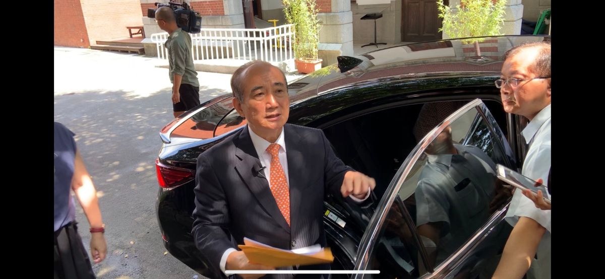 王金平5日出席台師大校慶，離開前媒體問王對手機民調的看法，王說，既然競爭對手民進黨都辦了，國民黨也可比照辦理。 (圖/記者吳承翰攝)