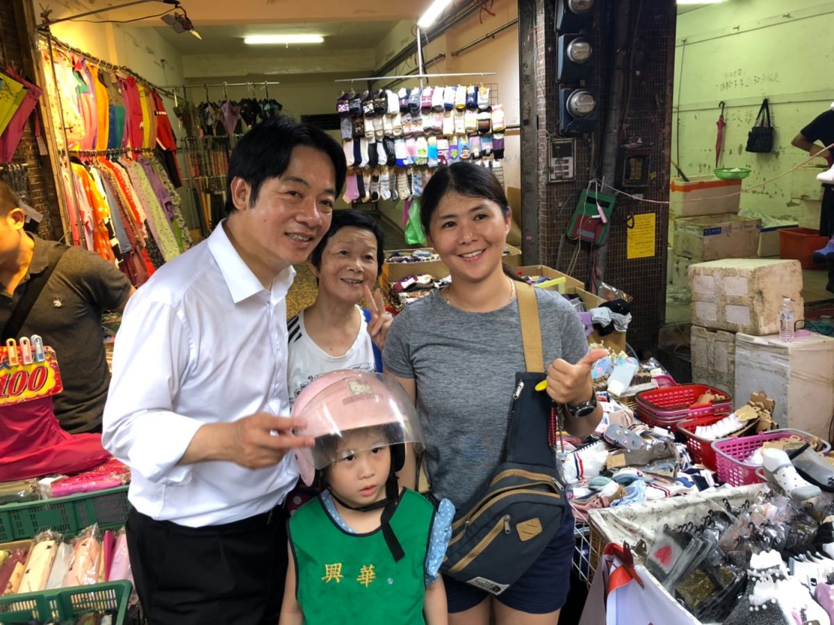 賴清德5日回到他的故鄉新北市，並到多個果菜市場拉票爭取支持，支持群眾爭相與他握手，「凍蒜」聲不絕於耳，還不斷有攤商送上鳳梨和粽子，展現基層高人氣。（圖／賴辦提供）