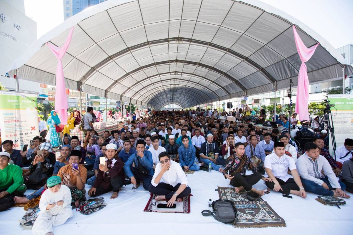 ▲基隆開齋節今天市民廣場舉行，參加活動的穆斯林朋友互道祝福。（圖／基隆市政府提供）