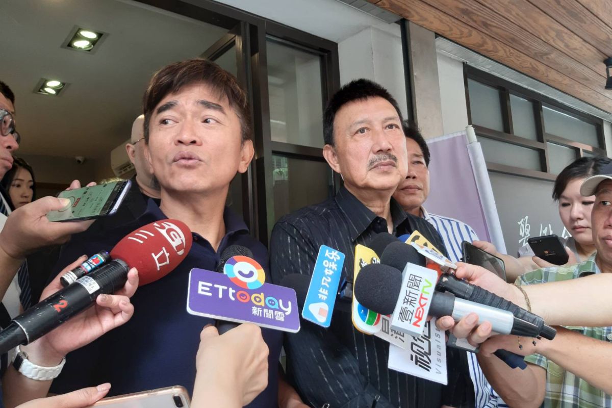  ▲吳宗憲和余天到賀一航靈堂上香。（圖 / 讀者提供）