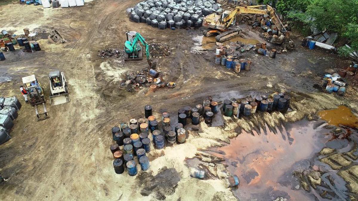 ▲黃煥彰在臉書 PO 出多張照片、影片，怒揭「今年全台最噁心的土地」就位在高雄橋頭筆秀社區，喊話高雄市長韓國瑜快拿出魄力解決。（圖／翻攝自黃煥彰臉書）