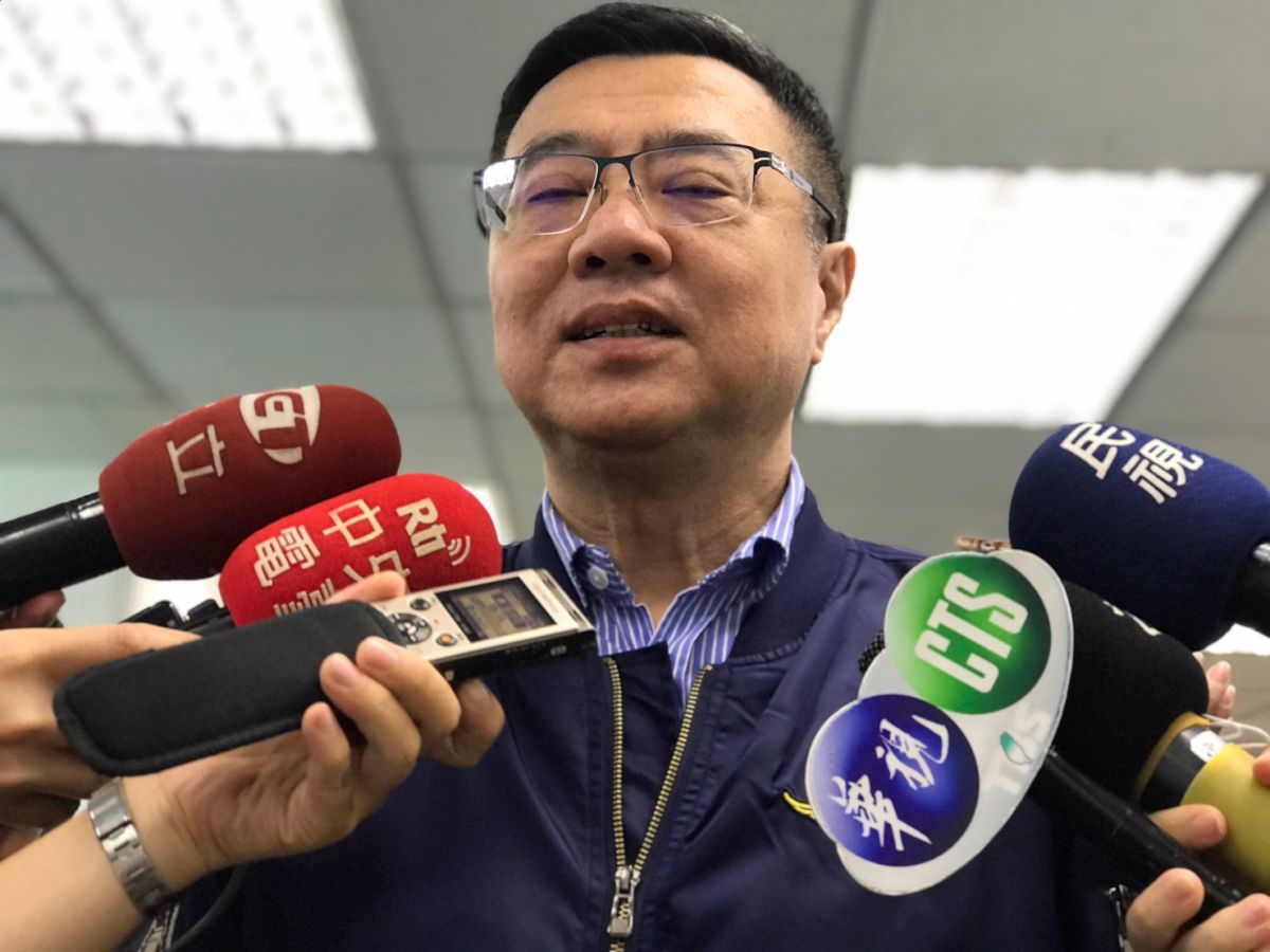 民進黨中央明天將進行民調檢視會議，卓榮泰5日受訪時表示，民調一直遭外界質疑，明天黨中央會邀集總統蔡英文及前行政院長賴清德陣營及民調專家，一同監測，來觀察整個抽樣的過程。（ 圖／記者林人芳攝，2019，06,05)