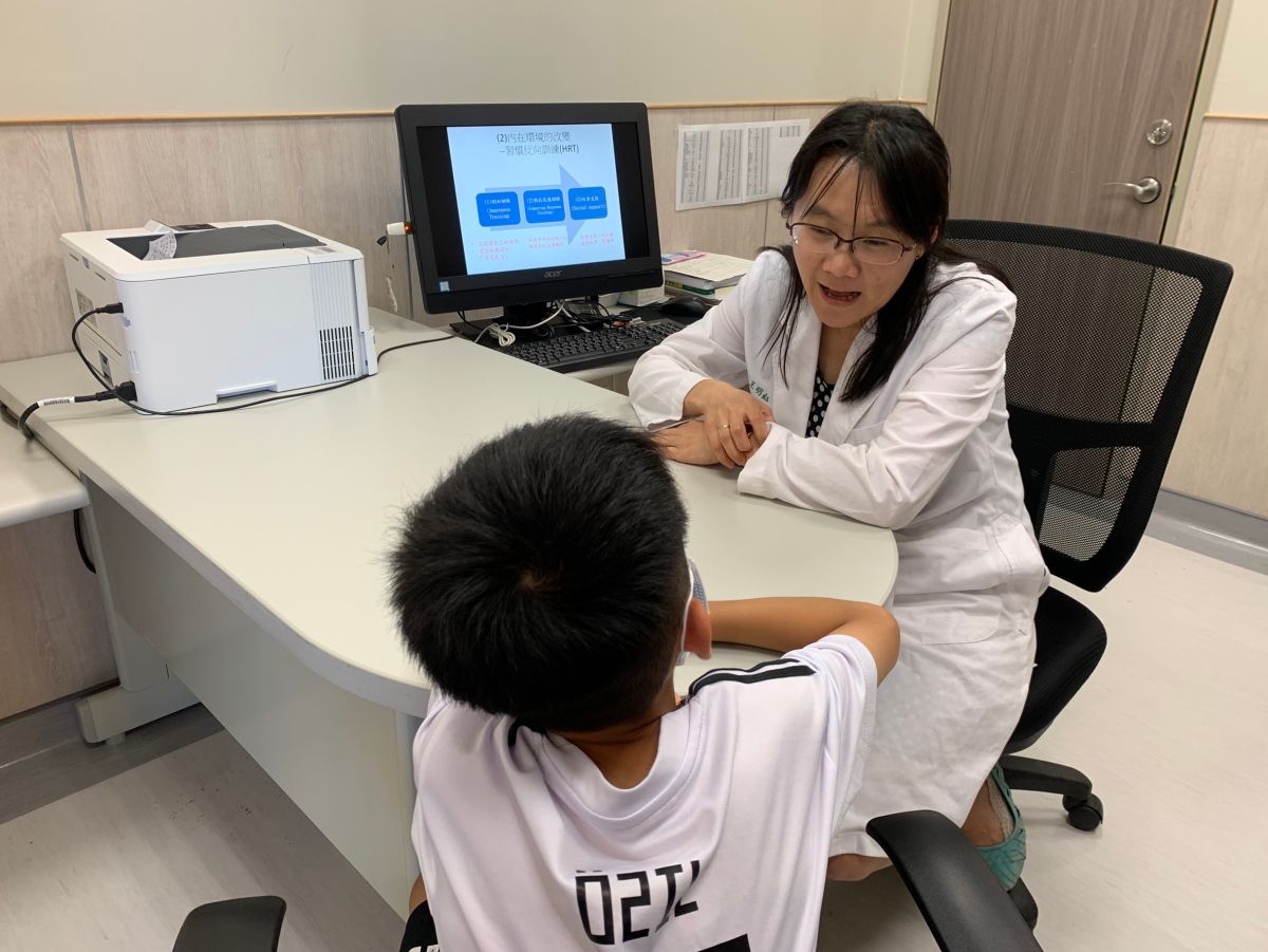 ▲透過身心醫學科主任王明鈺(右)習慣反向訓練，11歲陳小弟弟(左)學會了跟妥瑞氏和平相處。（圖／中醫大新竹附醫提供）