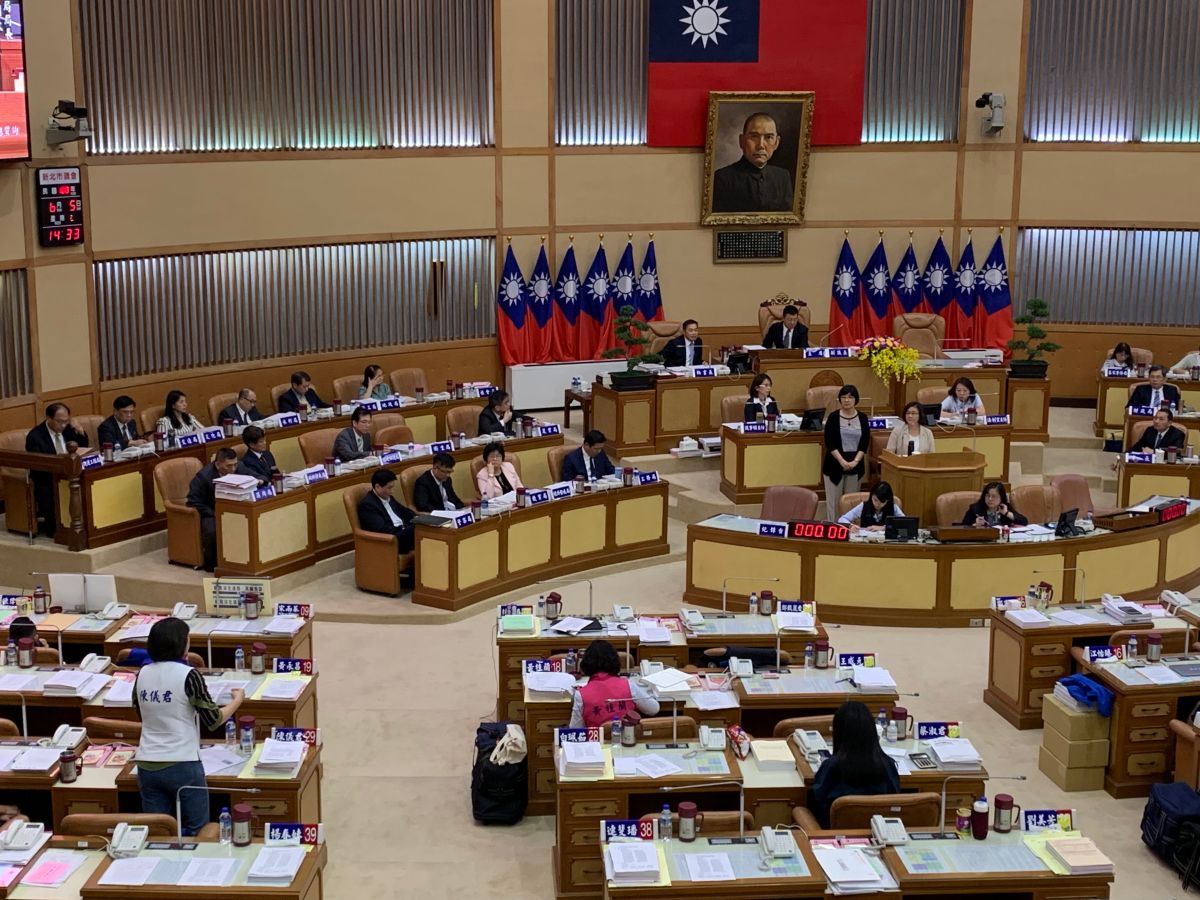 ▲新北市長侯友宜今（5）接受市議會總質詢，市議員陳儀君針對新北市立高中老師缺額太多做質詢。（圖／記者宋原彰攝，2019.06.05）