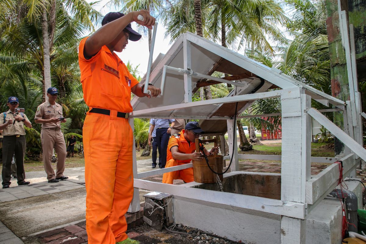 ▲太平島5號井汲取的淡水可飲用，是其為島嶼的明證之一。（圖／軍聞社提供）