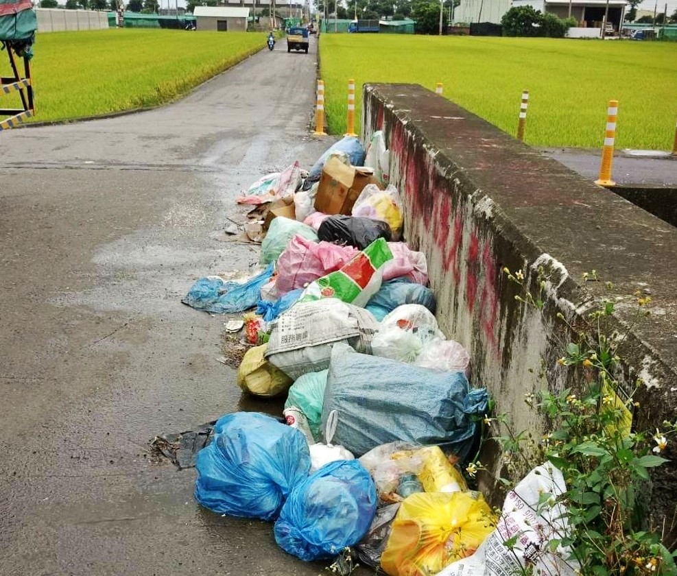 ▲西螺大排橋墩旁濫倒垃圾成堆，太沒公德心了。（圖／記者蘇榮泉翻攝，2019.06.05）