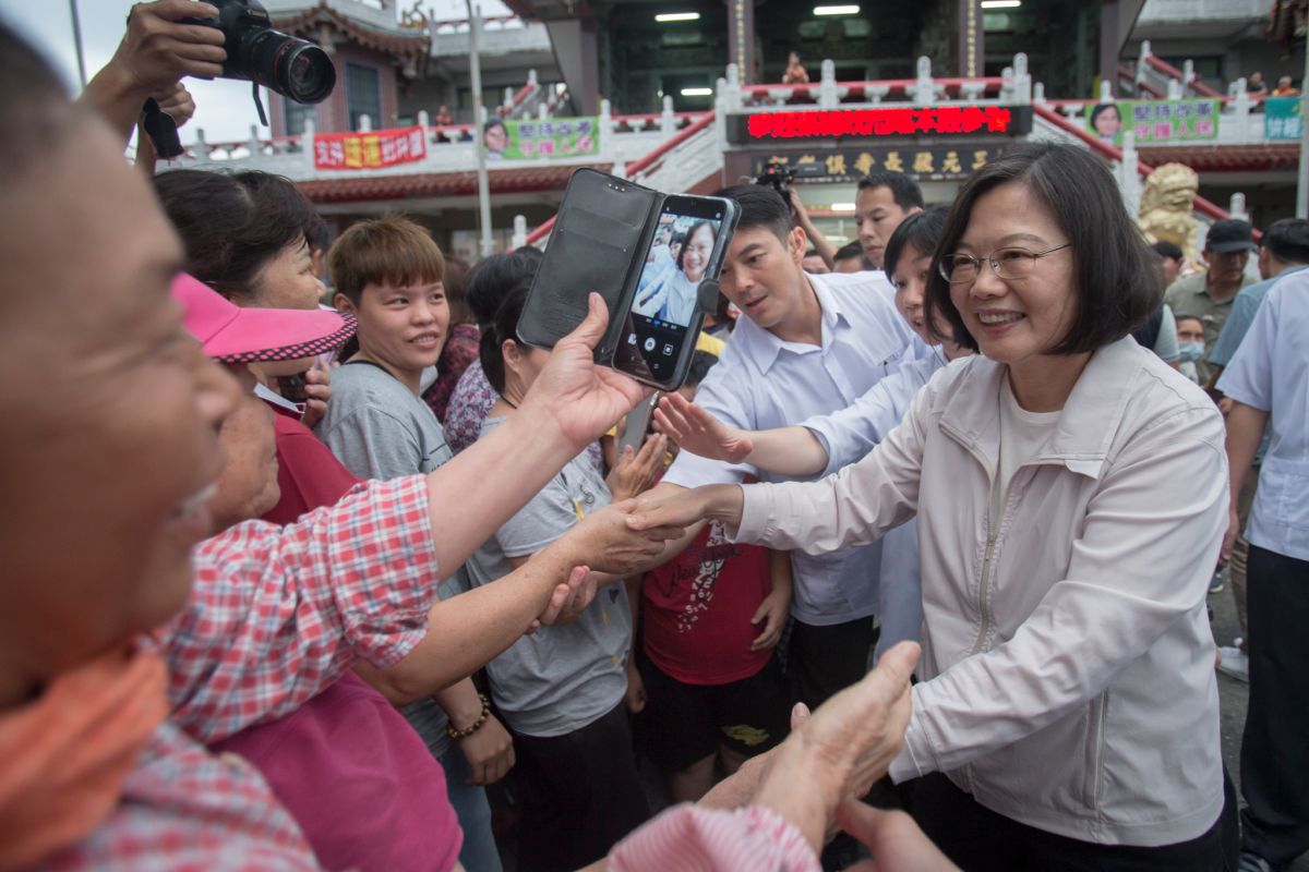 針對總統蔡英文近來拜廟行程多，遭藍營批用行政資源打初選。對此，蔡英文5日表示，如果不做這個，很多人就說總統不接地氣，但接地氣了，又有這樣的批評。（圖／總統府提供）