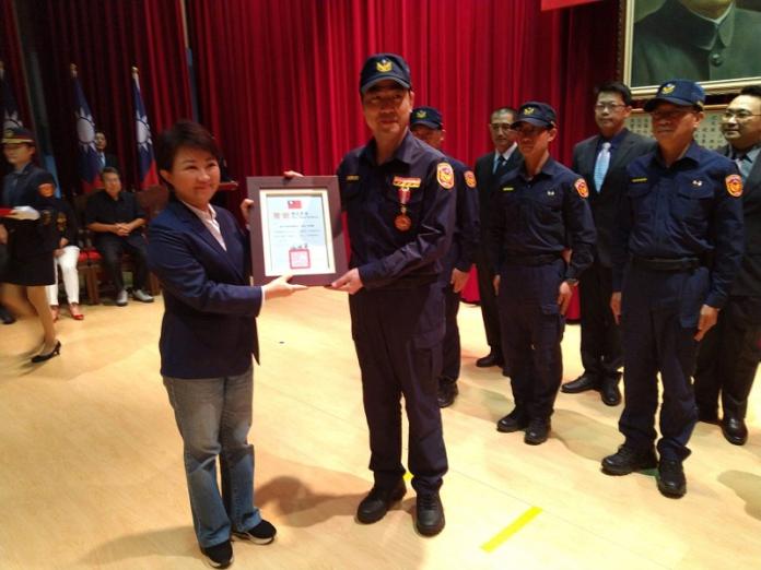 慶祝警察節　市長盧秀燕今於警局頒警察獎章
