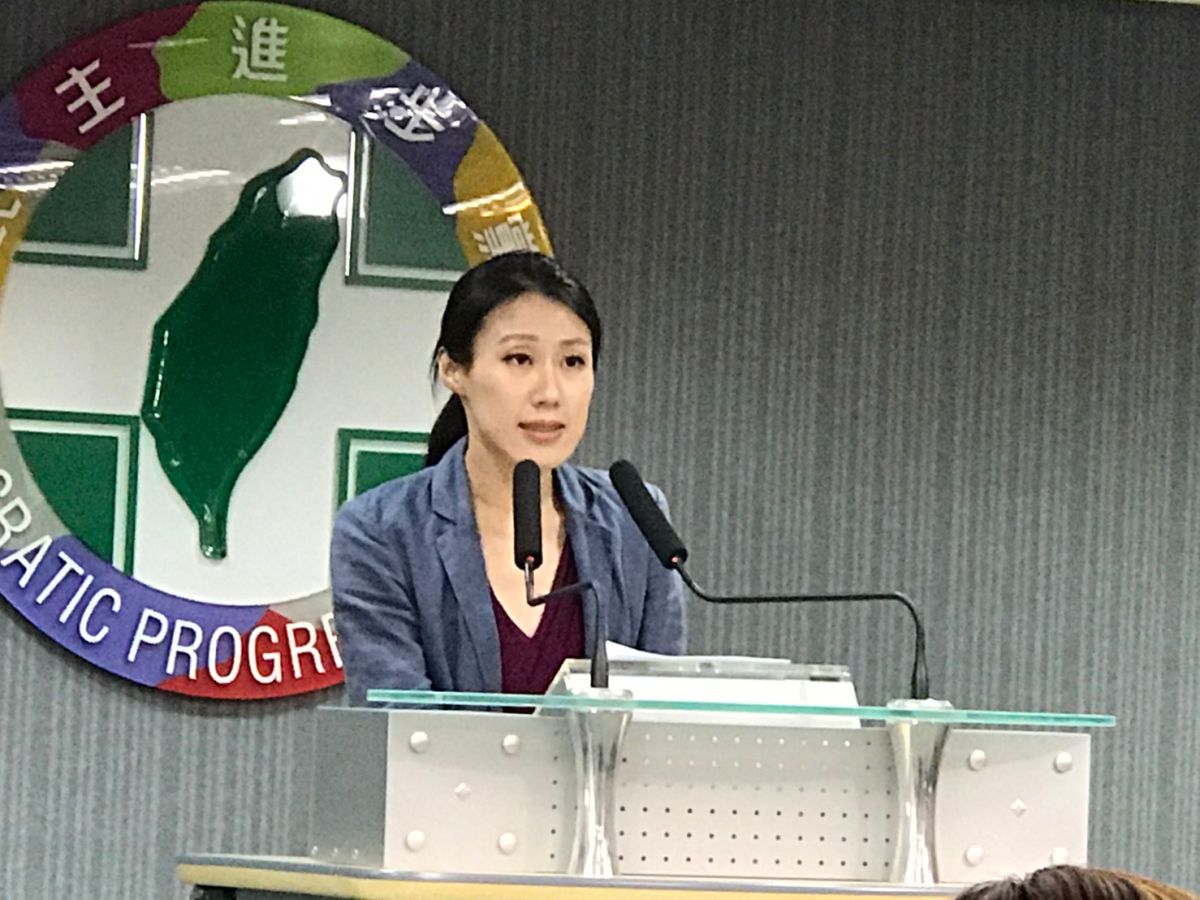 民進黨發言人李明俐5日中常會後轉述黨主席卓榮泰在常會中裁示，除了再次說明民調的呈現方式及內容外，也再度重申不要在言論上，再對兩位候選人，或是雙方團體有任何不禮貌的行為或是攻擊。（圖／記者林人芳攝，2019,06,05)