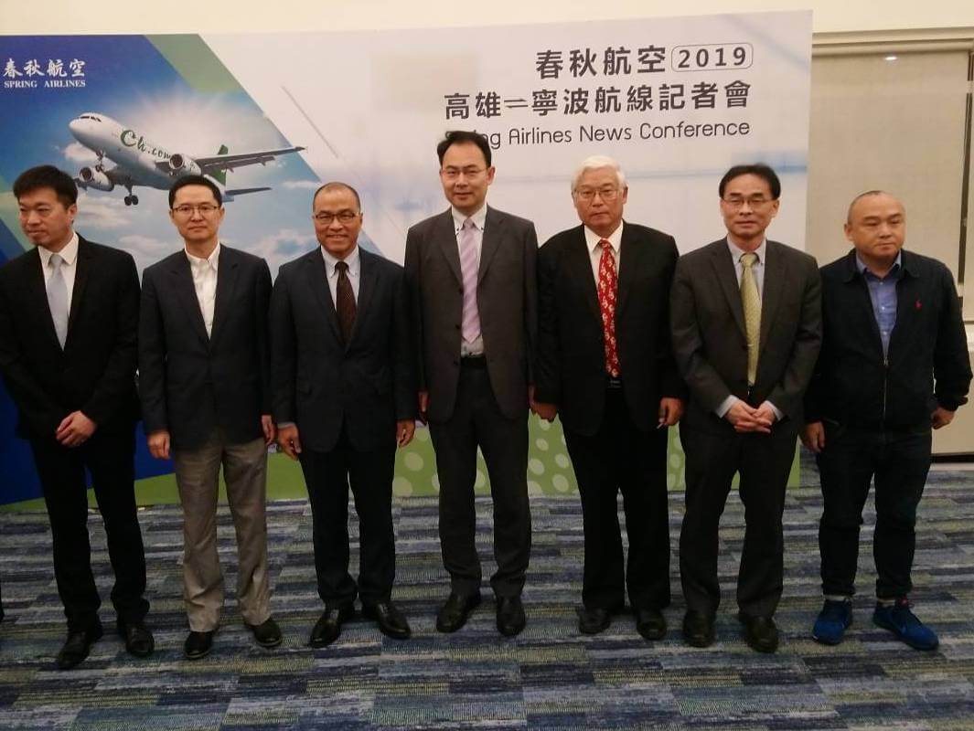 ▲中國大陸春秋航空公司開闢高雄直飛寧波新航線，高雄市副市長葉匡時(左3)與交通局長鄭永祥(右2)、觀光局長潘恆旭(右1)到場期許能再開起以高雄市為點的兩岸航線，為兩岸永續交通努力。(圖／記者黃謝美蘭攝，2019.06.05)