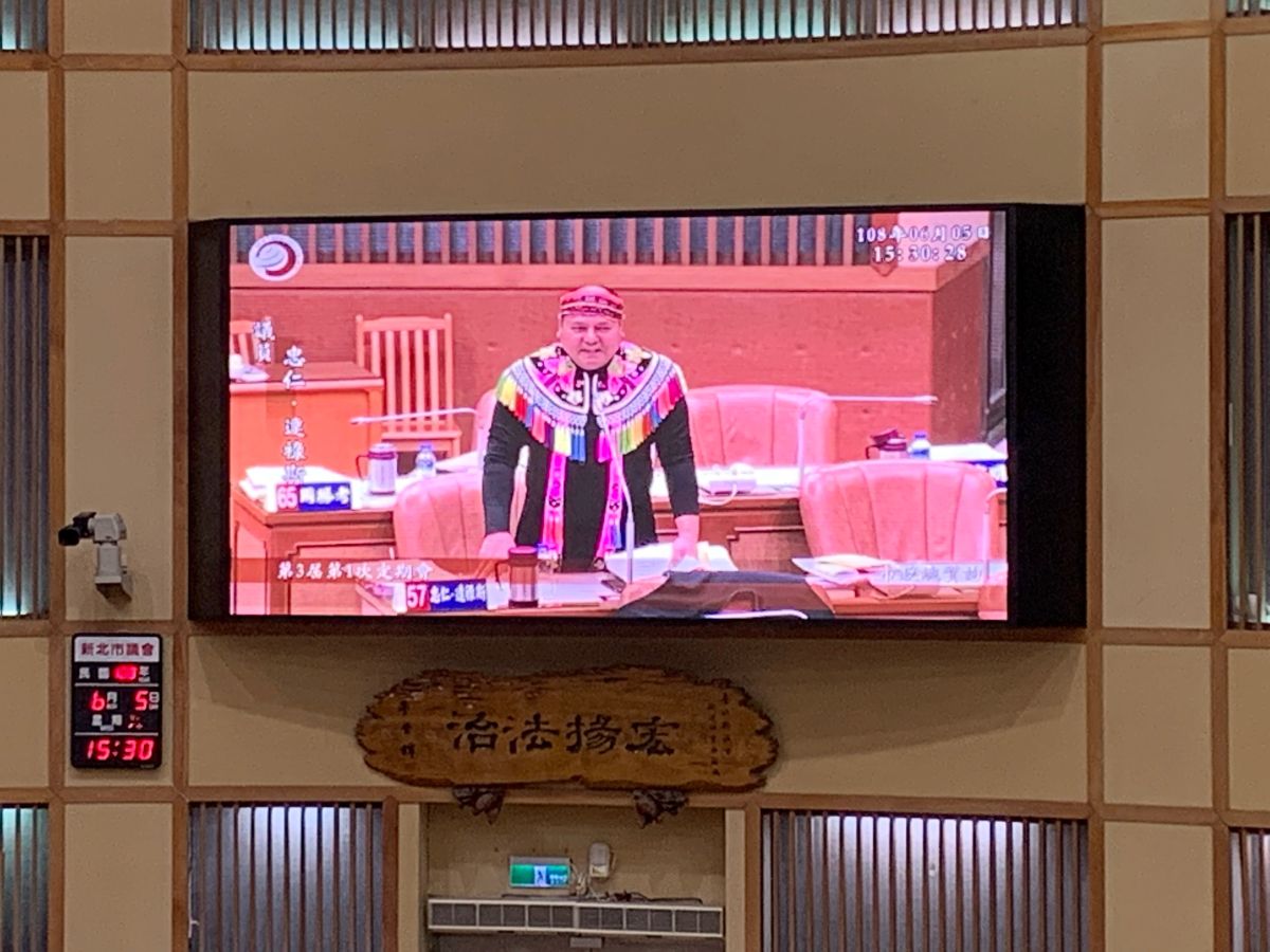 ▲原住民議員忠仁達祿斯用原住民母語和中文輪流質詢市長侯友宜。（圖／記者宋原彰攝，2019.06.05）
