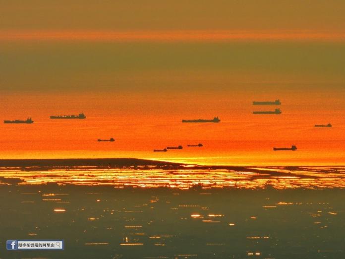 ▲從阿里山上遠眺台灣海峽的艦隊，令人驚呼的奇景。（圖／「漫步在雲端的阿里山」黃源明攝影、提供）