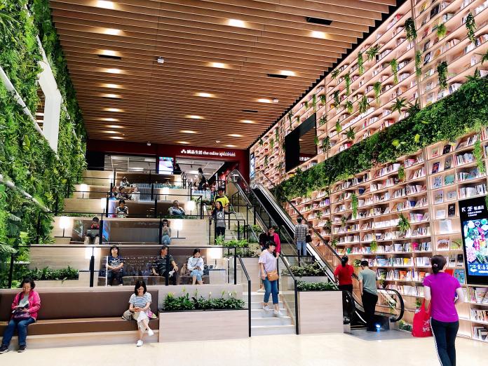 百貨空間營造森林系美學　15米大書牆打造滿室書香
