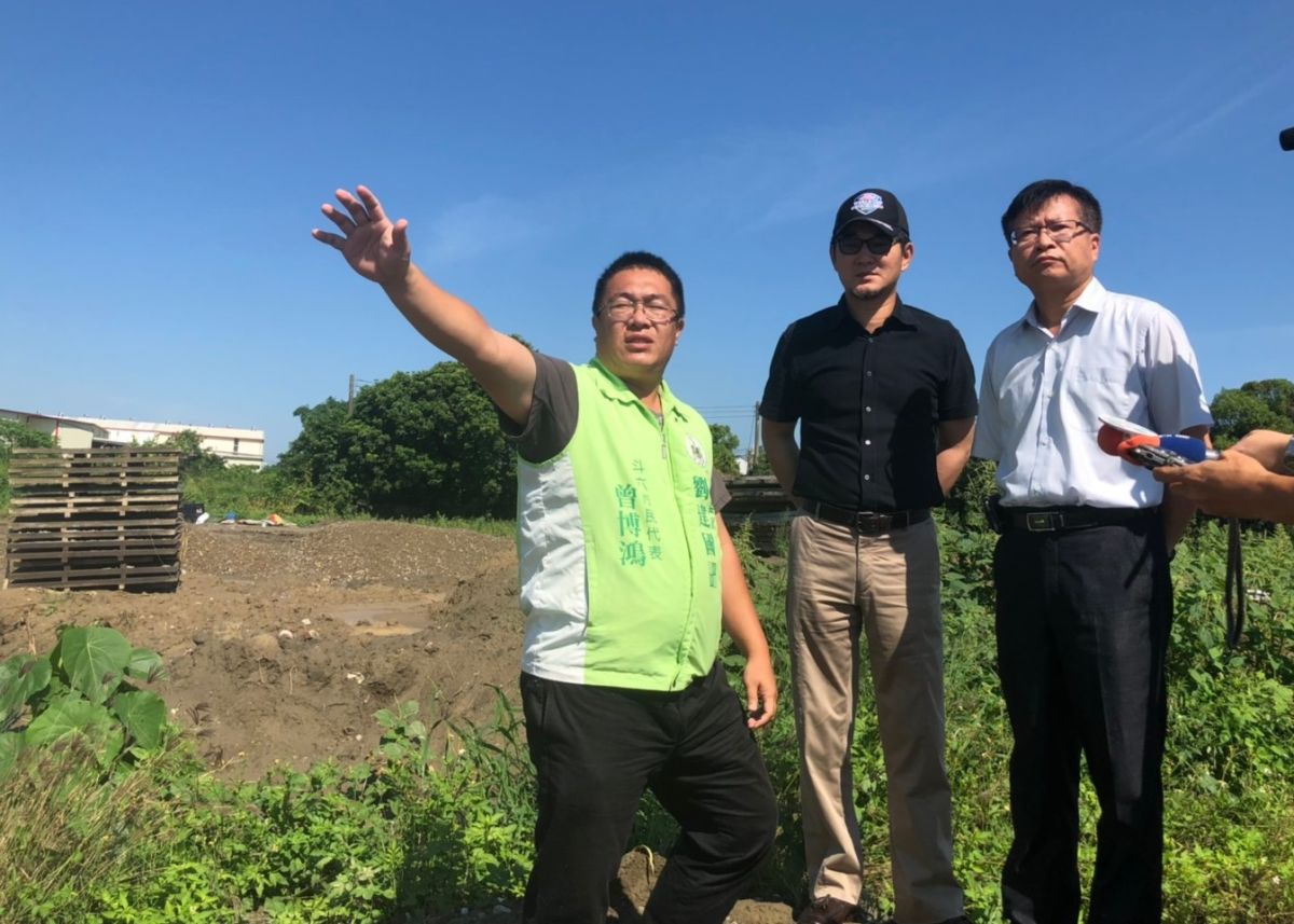 ▲現場農民及曾博鴻代表陳情靠近保長路的堤防護岸應再加高。（圖／記者蘇榮泉攝，2019.06.05）