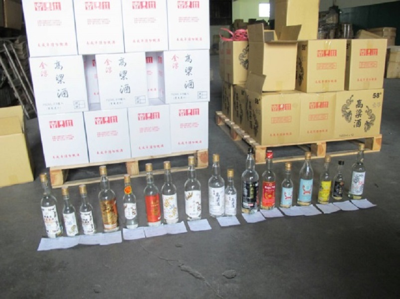 ▲金門警局與彰化縣警察局、財政處等單位共同查獲「祥○酒廠」公司涉嫌製銷各式侵權高粱酒等。（圖／金門縣警局提供）